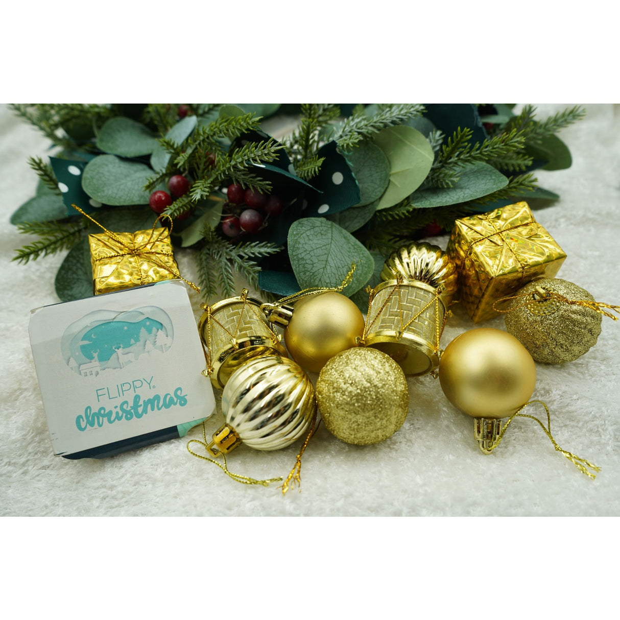 20 darabos karácsonyi díszkészlet, gömb alakú, polisztirolból készült, csillámos bevonattal, doboz méretei: 4 cm mélység x 20 cm hosszúság x 16 cm magasság
