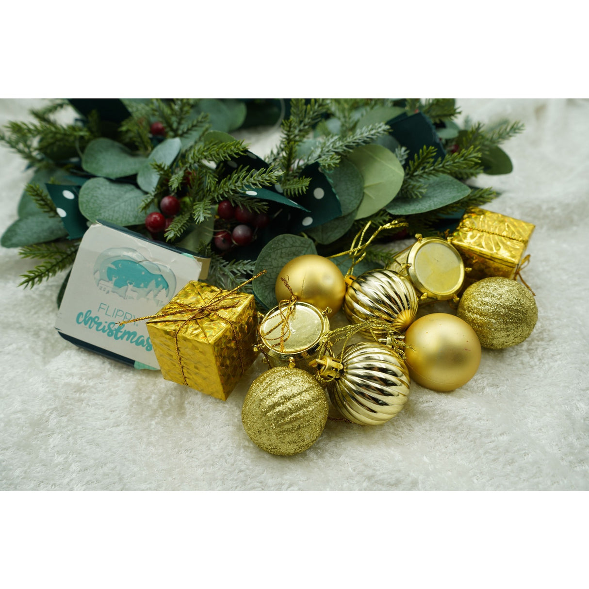 20 darabos karácsonyi díszkészlet, gömb alakú, polisztirolból készült, csillámos bevonattal, doboz méretei: 4 cm mélység x 20 cm hosszúság x 16 cm magasság