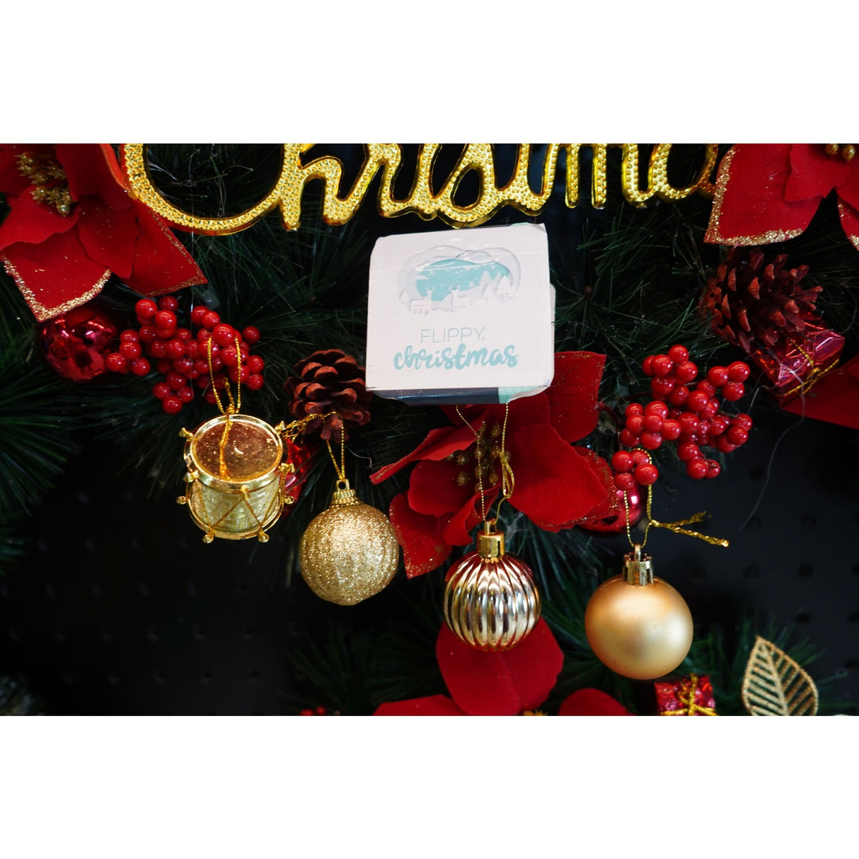 20 darabos karácsonyi díszkészlet, gömb alakú, polisztirolból készült, csillámos bevonattal, doboz méretei: 4 cm mélység x 20 cm hosszúság x 16 cm magasság