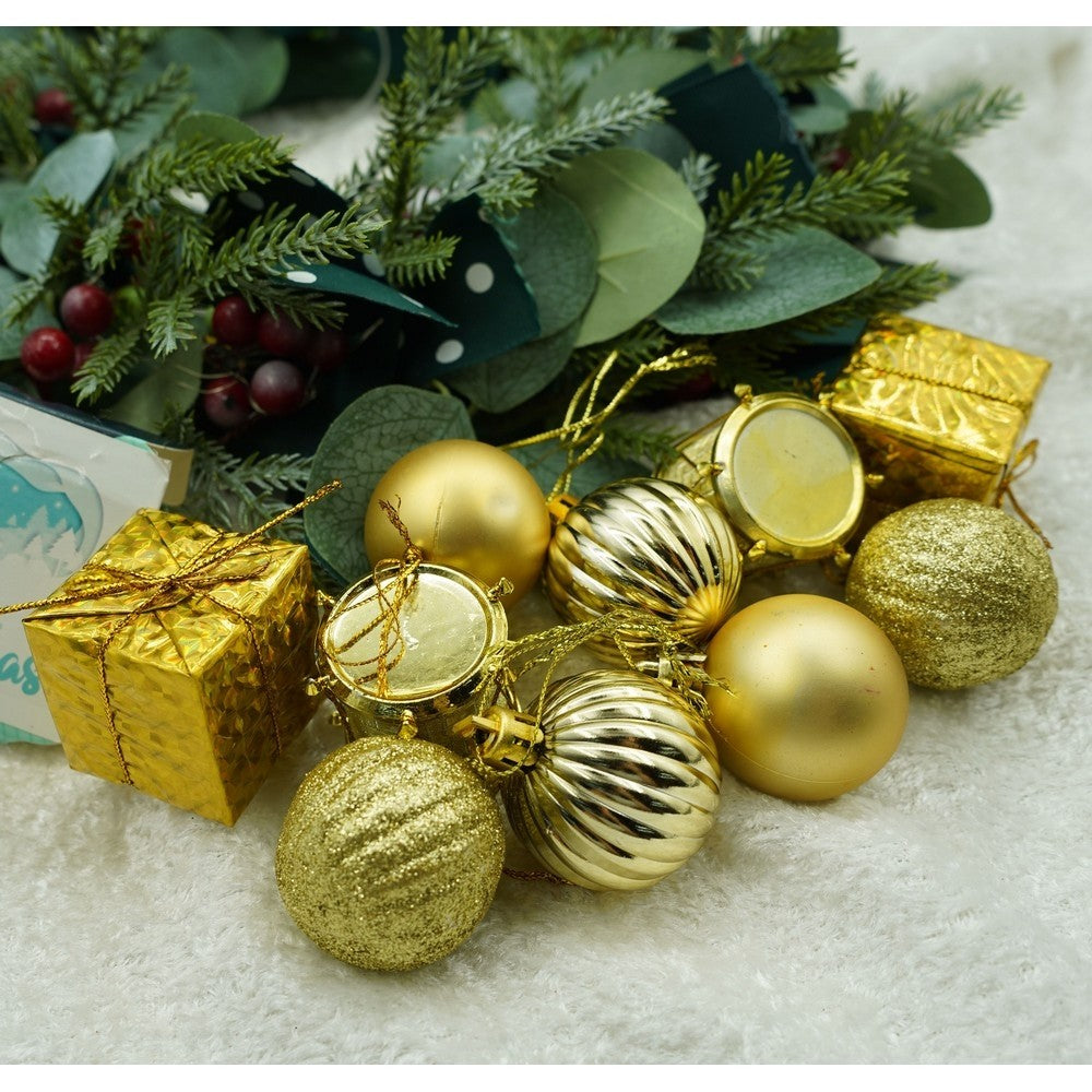 20 darabos karácsonyi díszkészlet, gömb alakú, polisztirolból készült, csillámos bevonattal, doboz méretei: 4 cm mélység x 20 cm hosszúság x 16 cm magasság