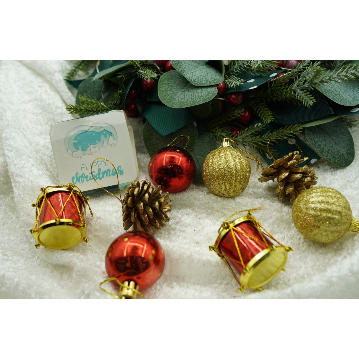 20 darabos karácsonyi díszkészlet, gömb alakú, polisztirolból készült, csillámos bevonattal, doboz méretei: 4 cm mélység x 20 cm hosszúság x 16 cm magasság