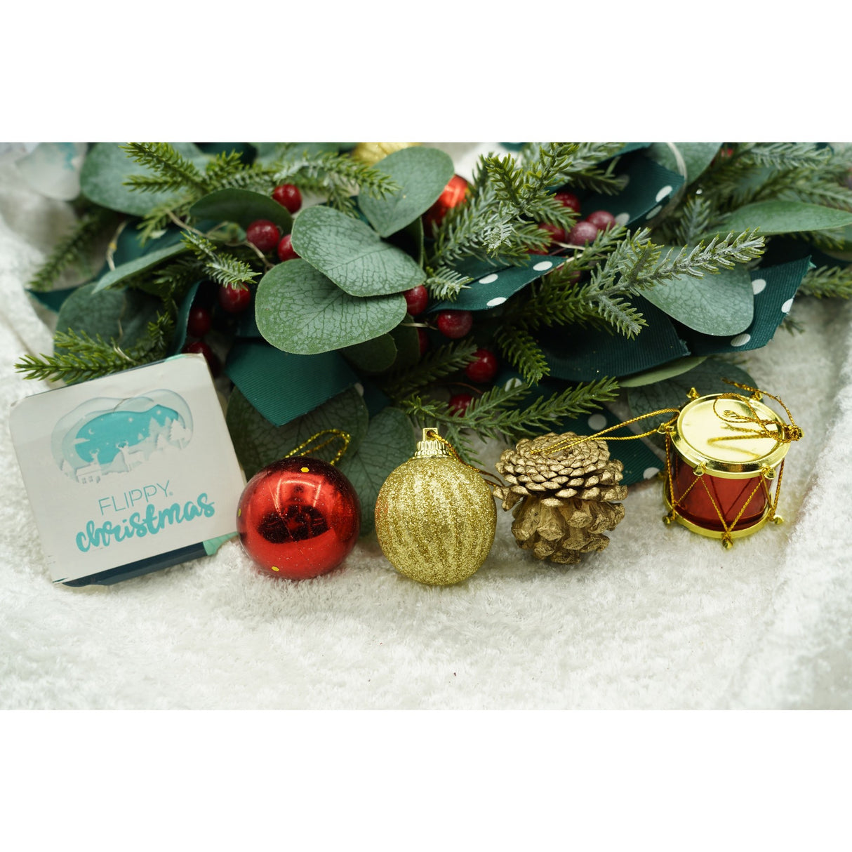 20 darabos karácsonyi díszkészlet, gömb alakú, polisztirolból készült, csillámos bevonattal, doboz méretei: 4 cm mélység x 20 cm hosszúság x 16 cm magasság