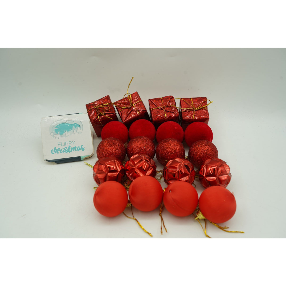 20 darabos karácsonyi díszkészlet, gömb alakú, polisztirolból készült, csillámos bevonattal, doboz méretei: 4 cm mélység x 20 cm hosszúság x 16 cm magasság
