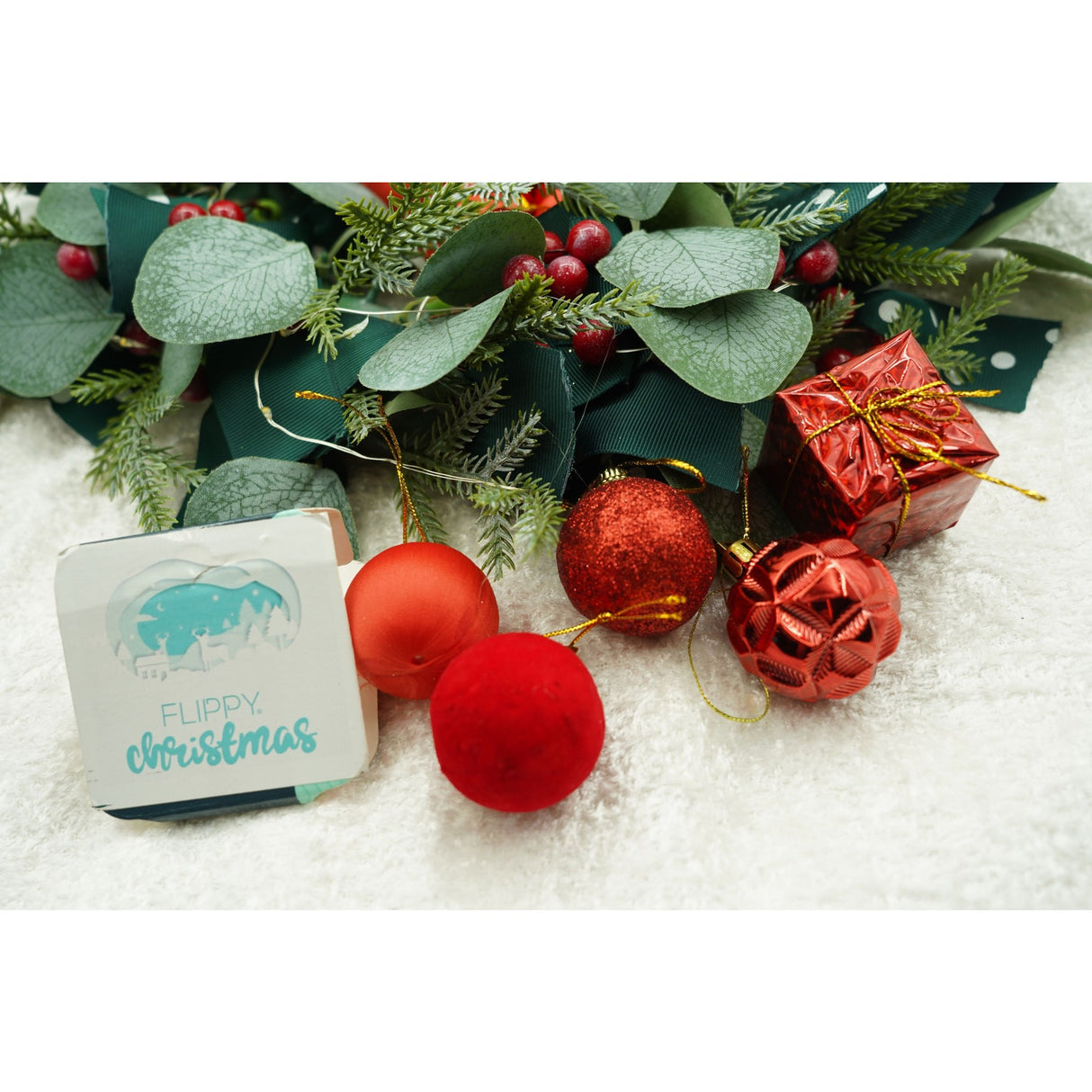 20 darabos karácsonyi díszkészlet, gömb alakú, polisztirolból készült, csillámos bevonattal, doboz méretei: 4 cm mélység x 20 cm hosszúság x 16 cm magasság