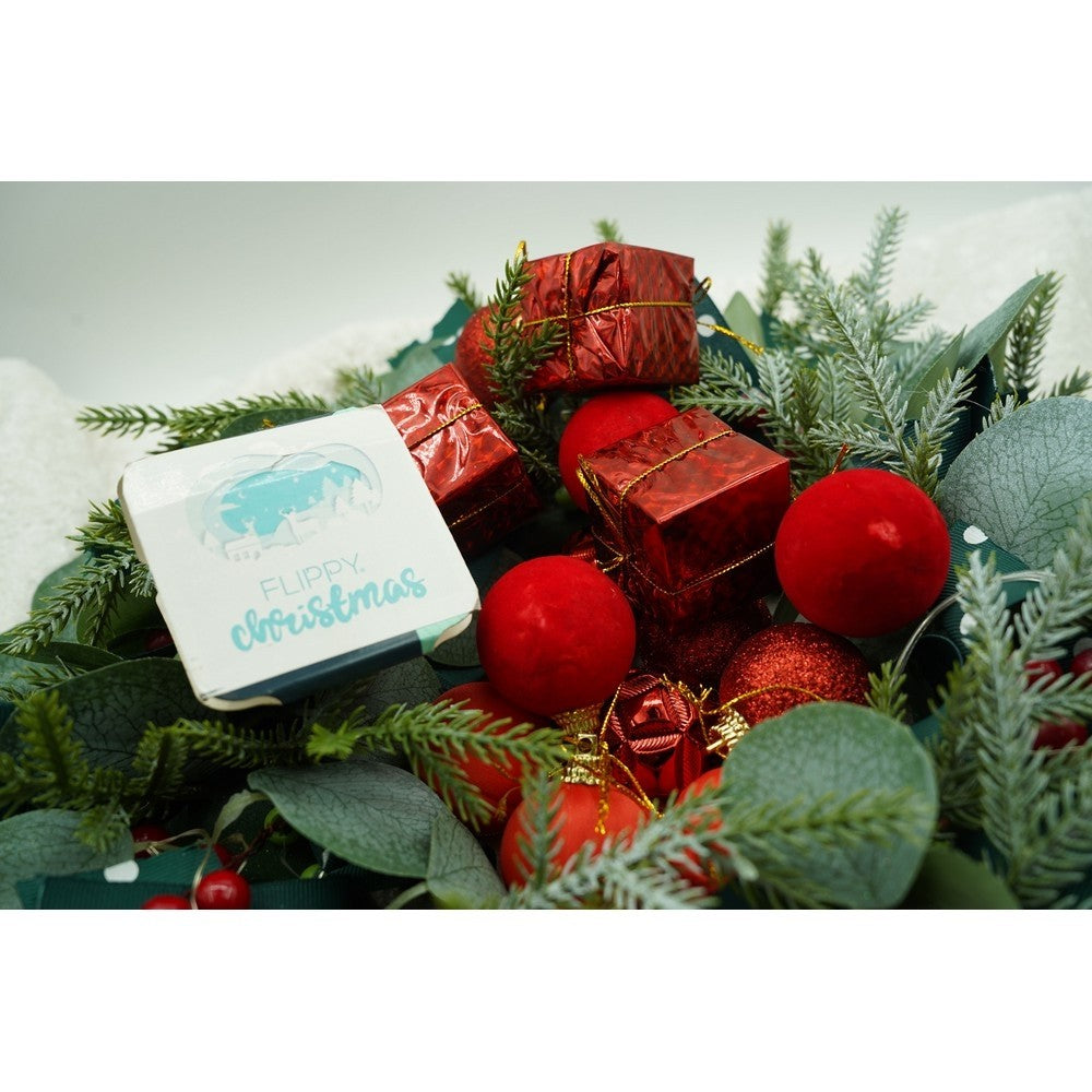 20 darabos karácsonyi díszkészlet, gömb alakú, polisztirolból készült, csillámos bevonattal, doboz méretei: 4 cm mélység x 20 cm hosszúság x 16 cm magasság