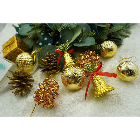 24 darabos karácsonyi díszkészlet, gömb alakú, polisztirolból készült, csillámos bevonattal, doboz méretei: 5 cm mélység x 29 cm hosszúság x 19 cm magasság