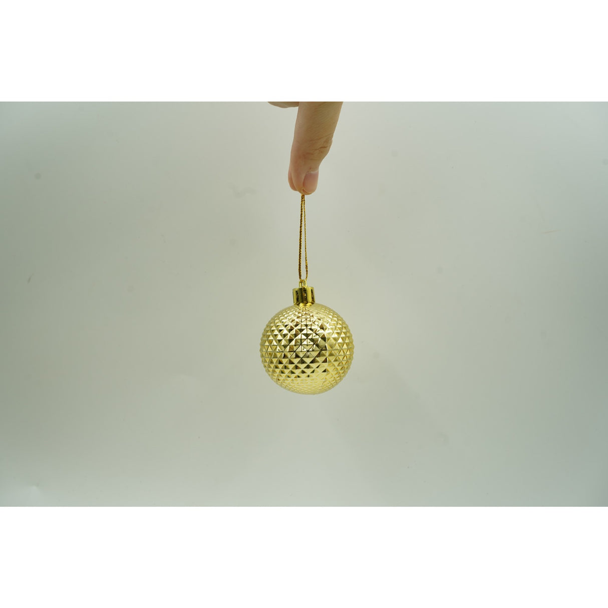 Set de 24 ornamente de brad, Vivimall, de tip Glob, Multicolor, din polistiren, cu finisaj sclipitor , cutie  5  cm adancime x 29  cm lungime x 19  cm inaltime - vivimall.ro