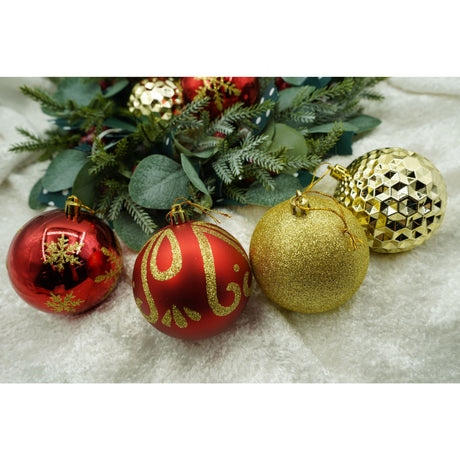 24 darabos karácsonyi díszkészlet, gömb alakú, piros/, 8 cm átmérőjű, műanyag, csillámos bevonattal, doboz 19 cm hosszú x 42 cm magas x 19 cm mély