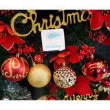 24 darabos karácsonyi díszkészlet, gömb alakú, piros/, 8 cm átmérőjű, műanyag, csillámos bevonattal, doboz 19 cm hosszú x 42 cm magas x 19 cm mély