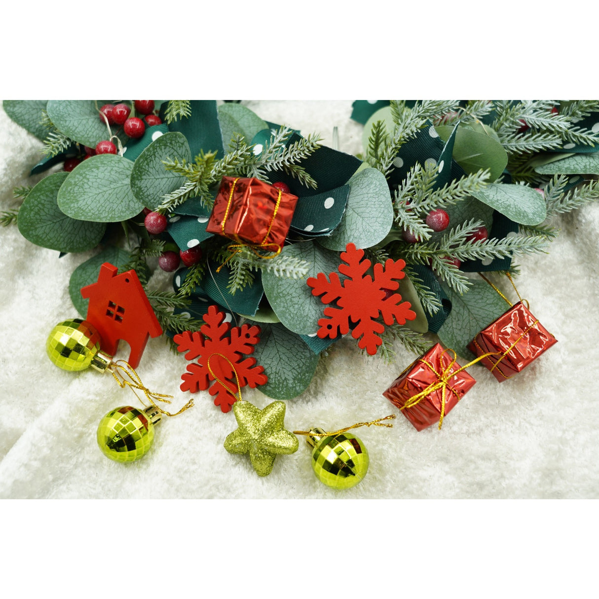 Set de 24 ornamente de brad, Vivimall, de tip Glob, Rosu/ Auriu, din polistiren, cu finisaj sclipitor , cutie  3  cm adancime x 20  cm lungime x 14  cm inaltime - vivimall.ro