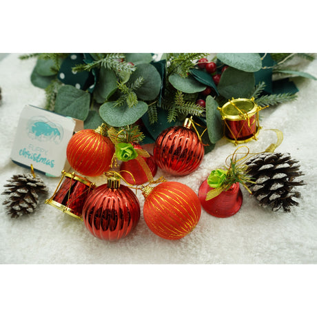 24 darabos karácsonyi díszkészlet, gömb alakú, piros/, polisztirol, csillámos bevonattal, doboz méretei: 5 cm mélység x 29 cm hosszúság x 19 cm magasság
