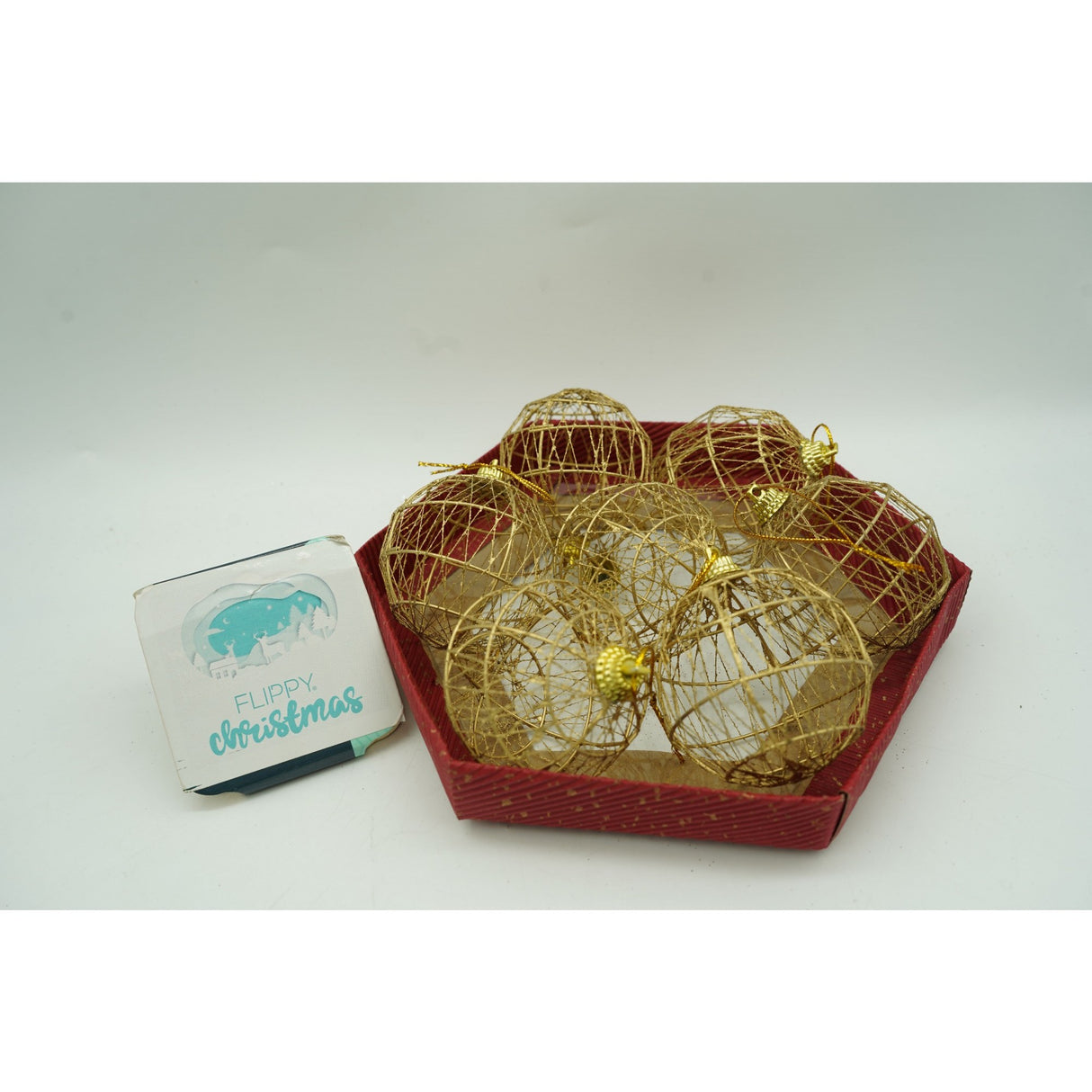 Set de 28 ornamente de brad, Vivimall, de tip Glob, Rosu/ Auriu, din polistiren, cu finisaj sclipitor , cutie  18  cm adancime x 22  cm inaltime x 18  cm lungime) - vivimall.ro