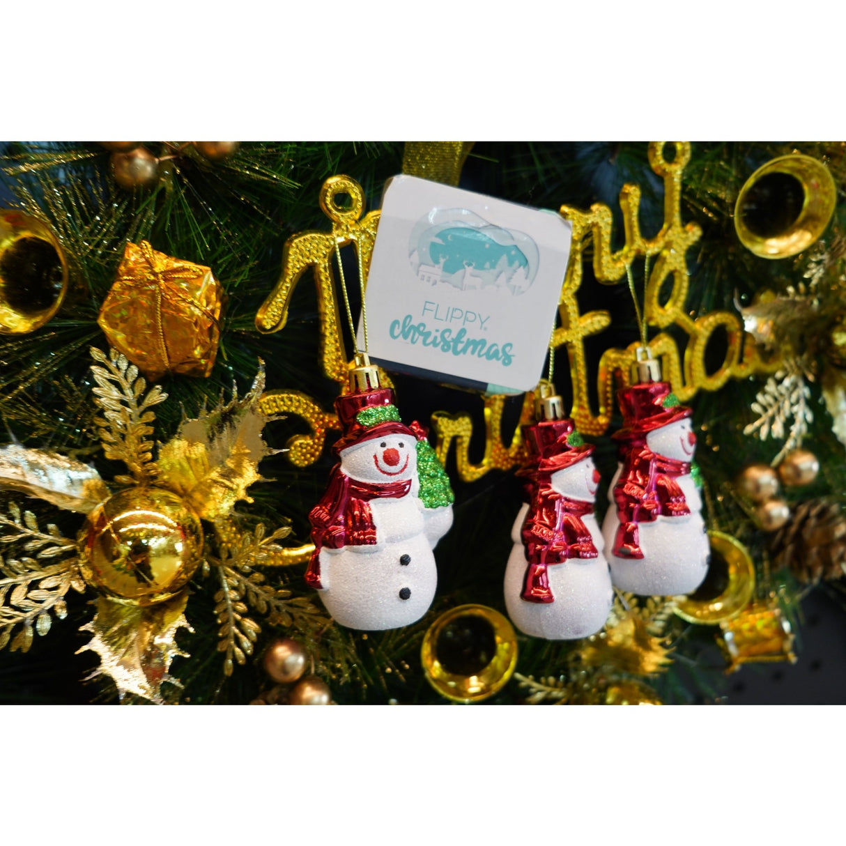 Set de 3 ornamente de brad, Vivimall, de tip Om de zapada, Alb/Rosu, din plastic, cu finisaj sclipitor , cutie  4  cm adancime x 6  cm inaltime x 9  cm lungime - vivimall.ro