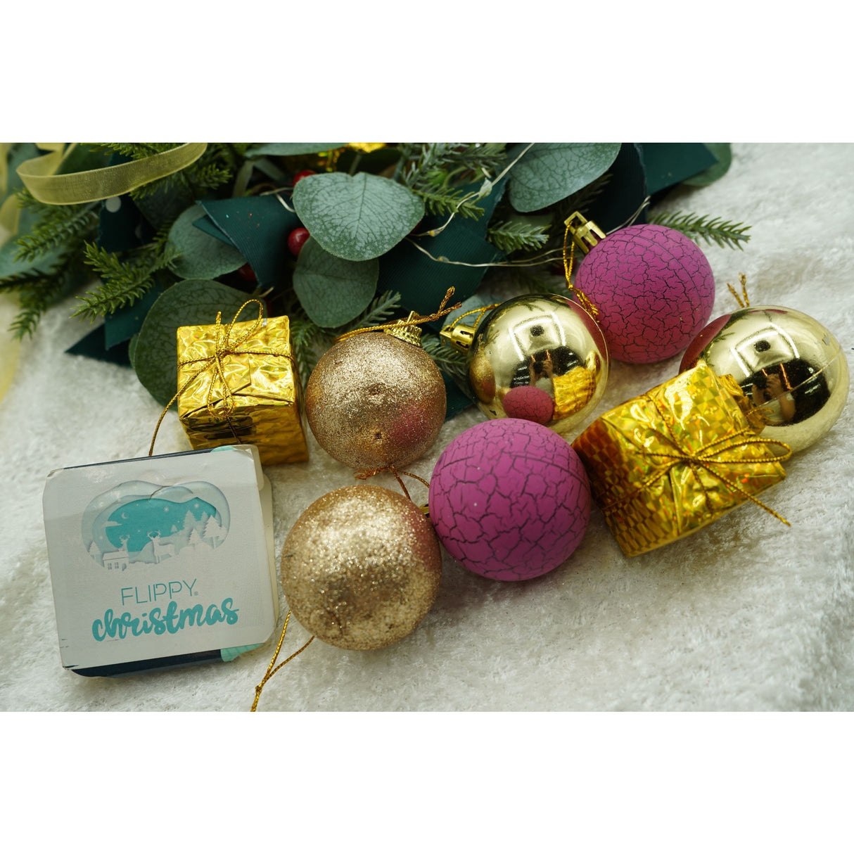 35 darabos karácsonyi díszkészlet, gömb alakú, / lila, polisztirol, csillámos bevonattal, doboz 14 cm mélység x 23 cm magasság x 14 cm hosszú)