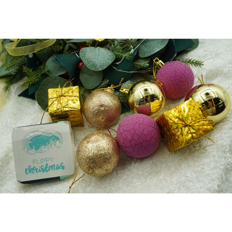 35 darabos karácsonyi díszkészlet, gömb alakú, / lila, polisztirol, csillámos bevonattal, doboz 14 cm mélység x 23 cm magasság x 14 cm hosszú)