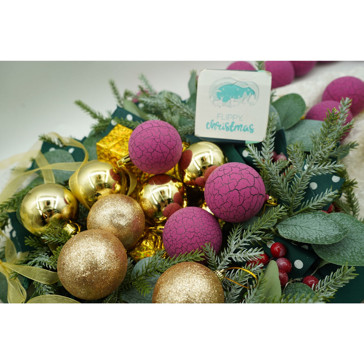 35 darabos karácsonyi díszkészlet, gömb alakú, / lila, polisztirol, csillámos bevonattal, doboz 14 cm mélység x 23 cm magasság x 14 cm hosszú)