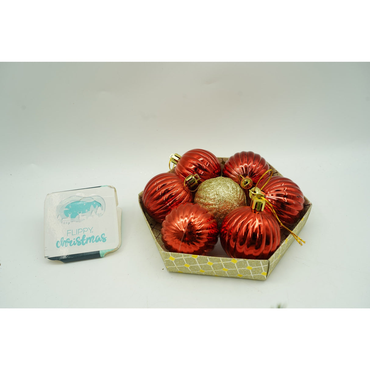 35 darabos karácsonyi díszkészlet, gömb alakú, polisztirol, csillámos bevonattal, doboz 14 cm mélység x 23 cm magasság x 14 cm hosszú)