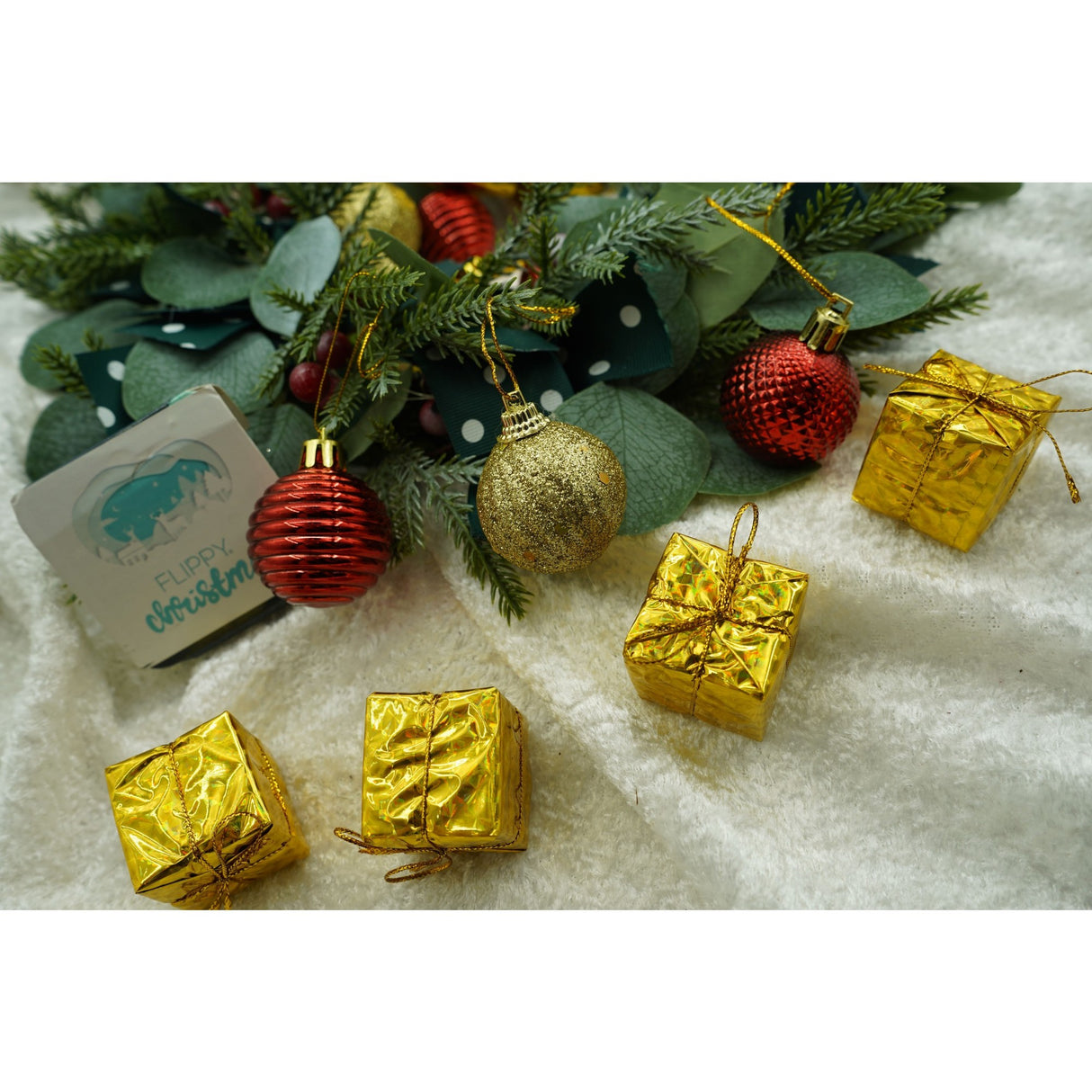 35 darabos karácsonyi díszkészlet, gömb alakú, / piros, polisztirol, csillámos bevonattal, doboz 11 cm mélység x 19 cm magasság x 11 cm hosszú)