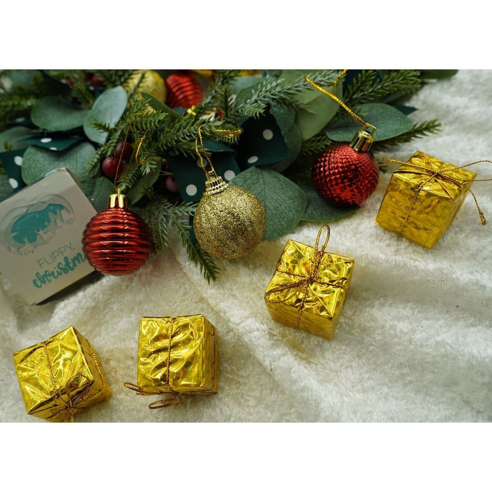 35 darabos karácsonyi díszkészlet, gömb alakú, / piros, polisztirol, csillámos bevonattal, doboz 11 cm mélység x 19 cm magasság x 11 cm hosszú)