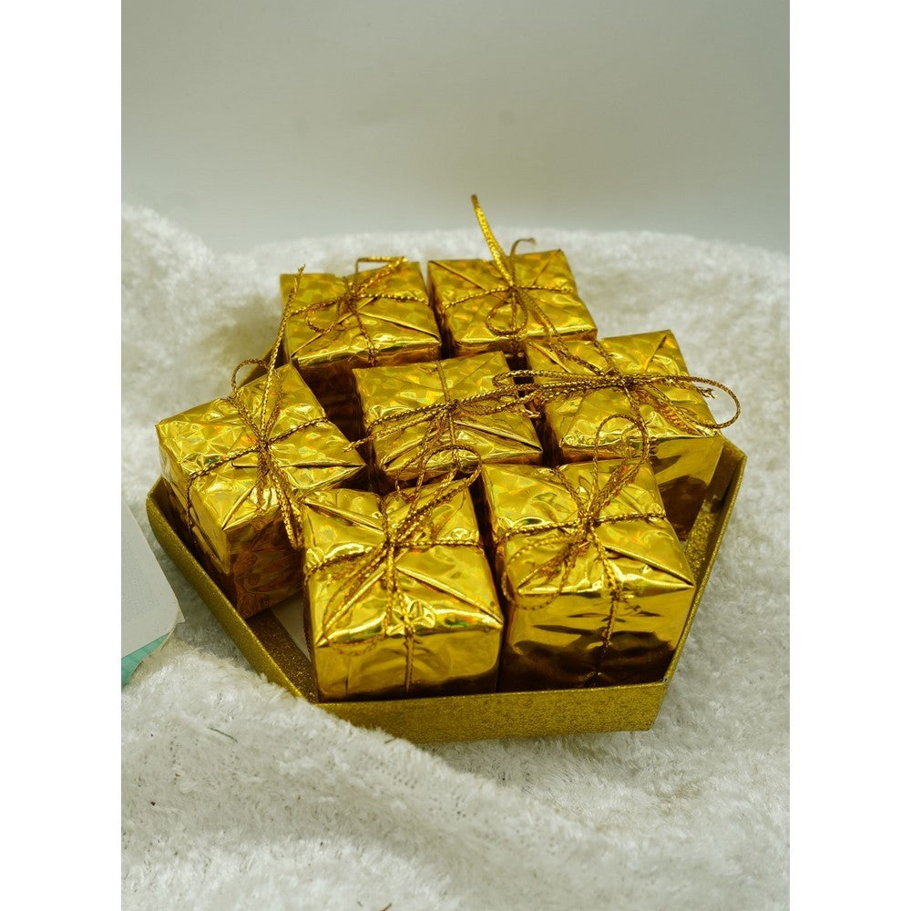 35 darabos karácsonyi díszkészlet, gömb alakú, / piros, polisztirol, csillámos bevonattal, doboz 11 cm mélység x 19 cm magasság x 11 cm hosszú)