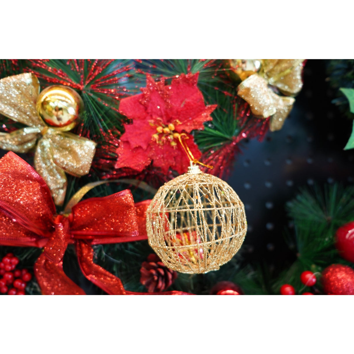 Set de 4 ornamente de brad, Vivimall, de tip Glob, Auriu, cu ø de 8 cm, din metal, cu finisaj sclipitor , cutie  8  cm adancime x 32  cm lungime x 8  cm inaltime - vivimall.ro