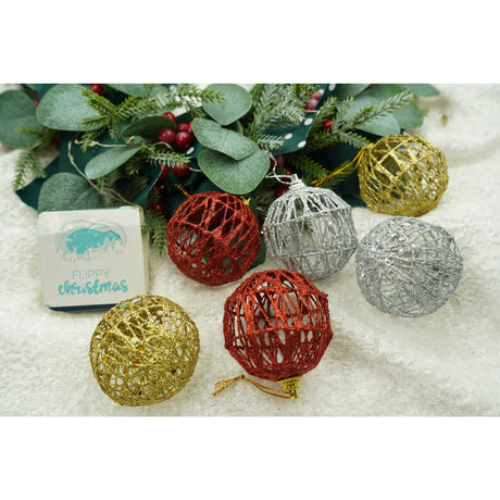 6 db-os karácsonyi díszkészlet, gömb alakú, 6 cm átmérőjű, fém, fényes felülettel, doboz méretei: 6 cm mélység x 34 cm hosszúság x 6 cm magasság