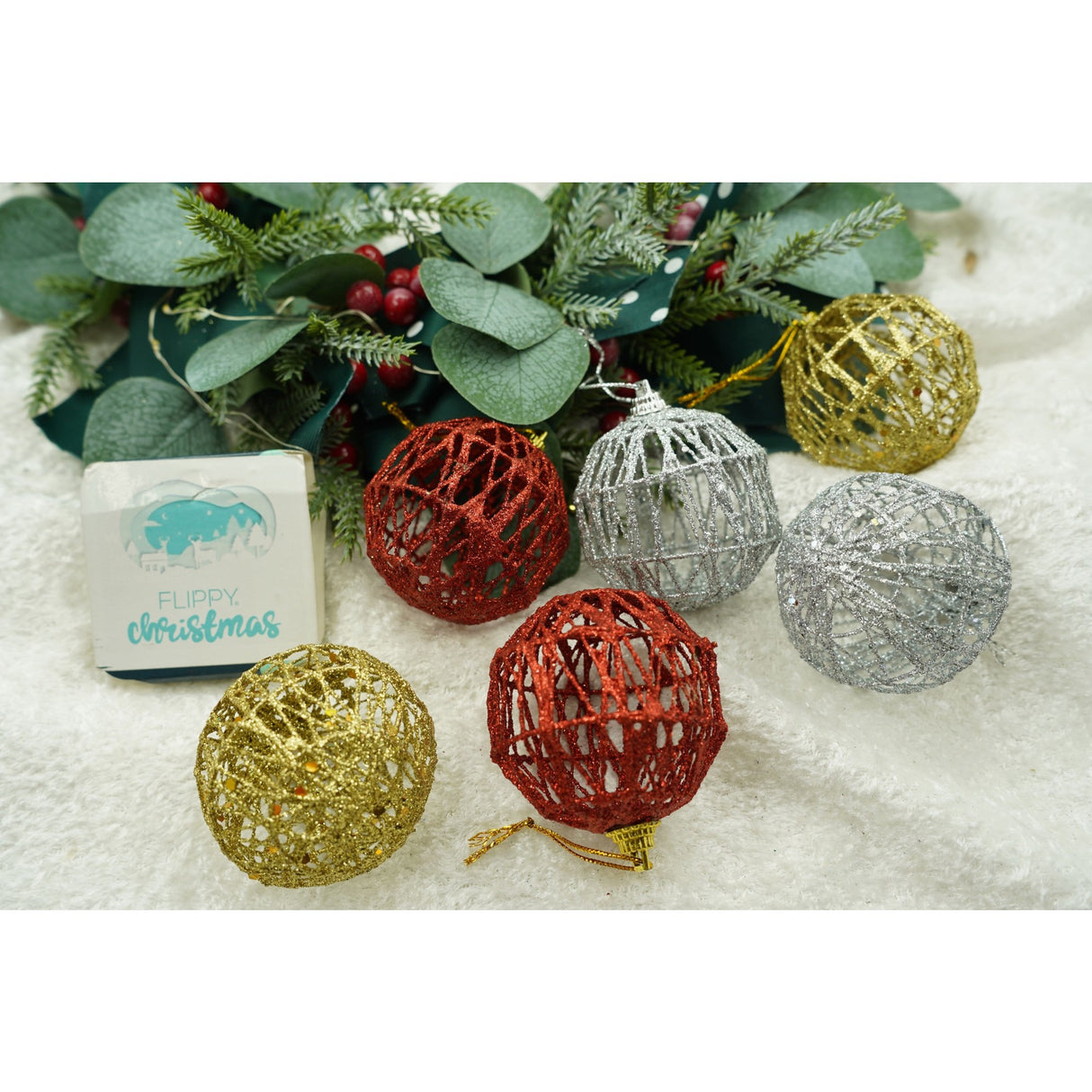 Set de 6 ornamente de brad, Vivimall, de tip Glob, Multicolor, cu ø de 6 cm, din metal, cu finisaj sclipitor , cutie  6  cm adancime x 34  cm lungime x 6  cm inaltime - vivimall.ro