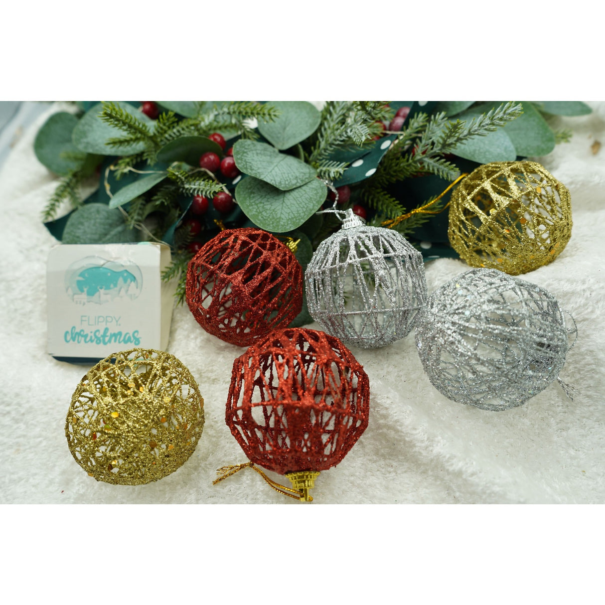 6 db-os karácsonyi díszkészlet, gömb alakú, 6 cm átmérőjű, fém, fényes felülettel, doboz méretei: 6 cm mélység x 34 cm hosszúság x 6 cm magasság