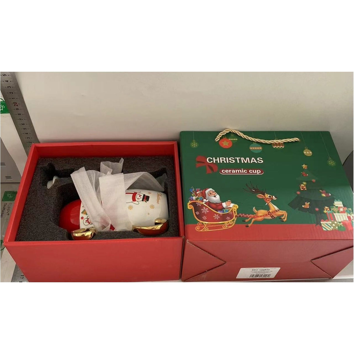 Set de Ceai, Vivimall, Tema Craciun, Ceainic 450 ml, 2 x Cani 250 ml, din Ceramica, Model Om de Zapada, Alb/Rosu - vivimall.ro