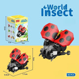 Model buburuză Flippy finalizat expus pe birou, construcție 3D din 95 piese plastic ABS, negru și roșu