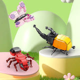Set construcție educativ STEM Flippy Fluture, model 3D roz finalizat pe fond alb