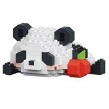 Copil asamblând setul de construcție Flippy Panda cu Măr, activitate STEM pentru 6+ ani