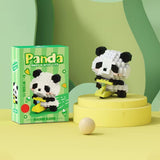 Copil asamblând setul de construcție Flippy Panda 3D, activitate educativă STEM