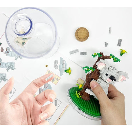 Modelul Koala finalizat din set Flippy, dimensiuni 10x19,6 cm, construcție 3D din plastic colorat
