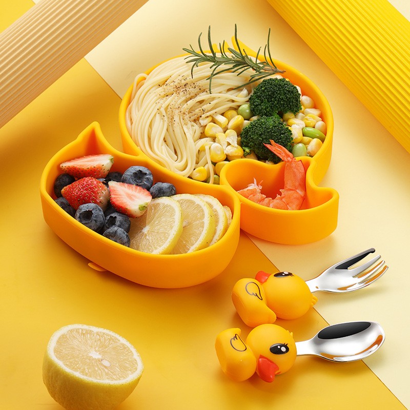Set diversificare bebelusi Vivimall, din silicon, 20 x 17.5 cm, 1 farfurie compartimentata in forma de rata, lingurita si furculita, pai, perie pai, fara alergeni, ventuza fixare,  forma creativa,  galben - vivimall.ro