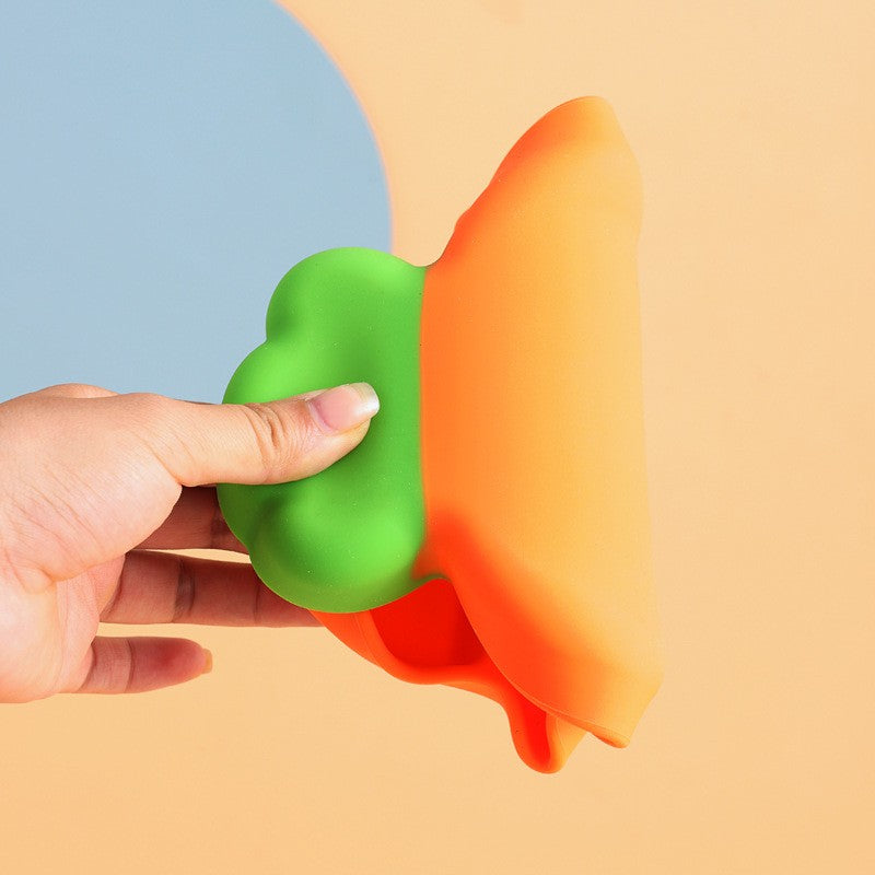 Set diversificare bebelusi Vivimall, din silicon, 23.5 x 12.5 cm, 1 farfurie compartimentata in forma de morcov, lingurita si furculita, pai, perie pai, fara alergeni, ventuza fixare,  forma creativa,  portocaliu - vivimall.ro