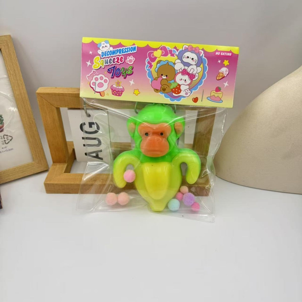 Jucărie Squishy Flippy model Cimpanzini Bananini galben-verde, vedere laterală, greutate 140g