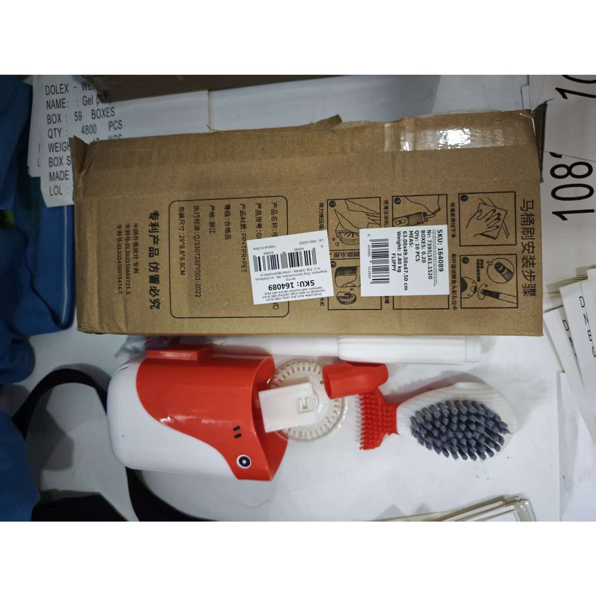 Perie de Toaleta, Flippy, cu Suport de Perete, Recipient Detergent, 2 Tipuri de Perii, Model Balena, Rosu