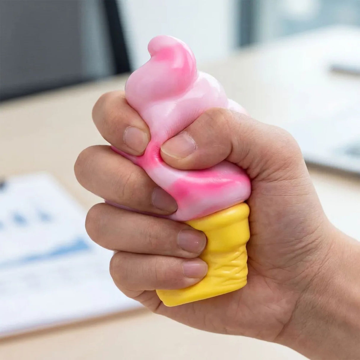 Squishy Flippy model înghețată strâns în palmă, efect de deformare spumă cu memorie vizibil