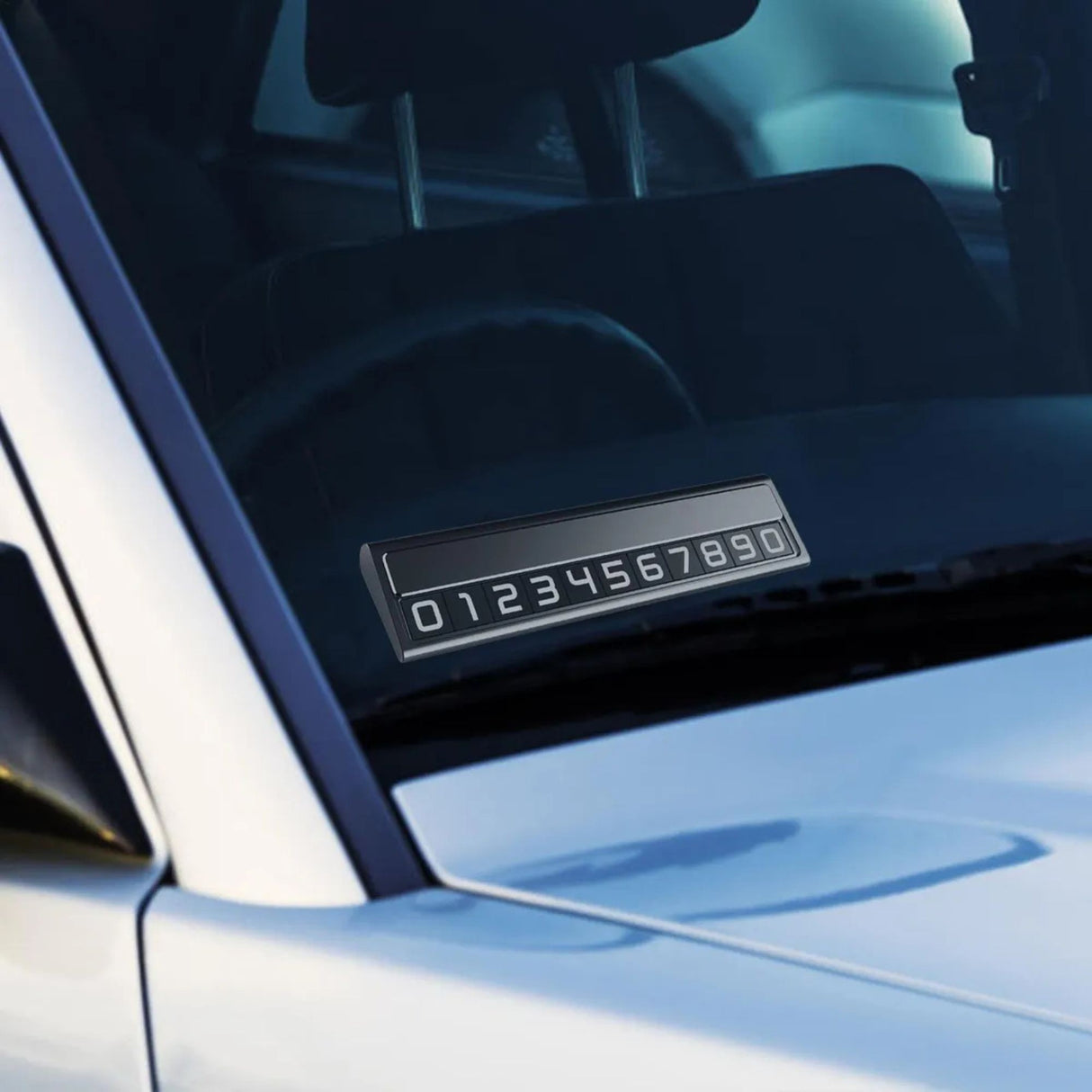 Suport număr inmatriculare Flippy montat pe bordul autoturismului cu adeziv 3M antialunecare