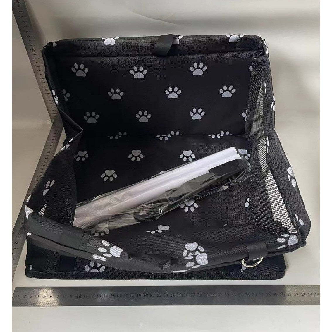 Suport pentru Animalele de Companie, Vivimall, pentru Masina, cu Prindere de Scaun si Centura de Siguranta, Negru cu Imprimeu, 40x32x42cm - vivimall.ro