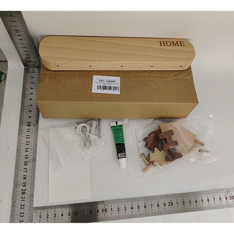 Suport pentru Chei, Vivimall, din Lemn, Aplicare fara Perforare, Adeziv Inclus, 5 Carlige Albe, Model Casuta, Greutate Suportata 5 kg, 13.5 x 23 cm, Maro - vivimall.ro