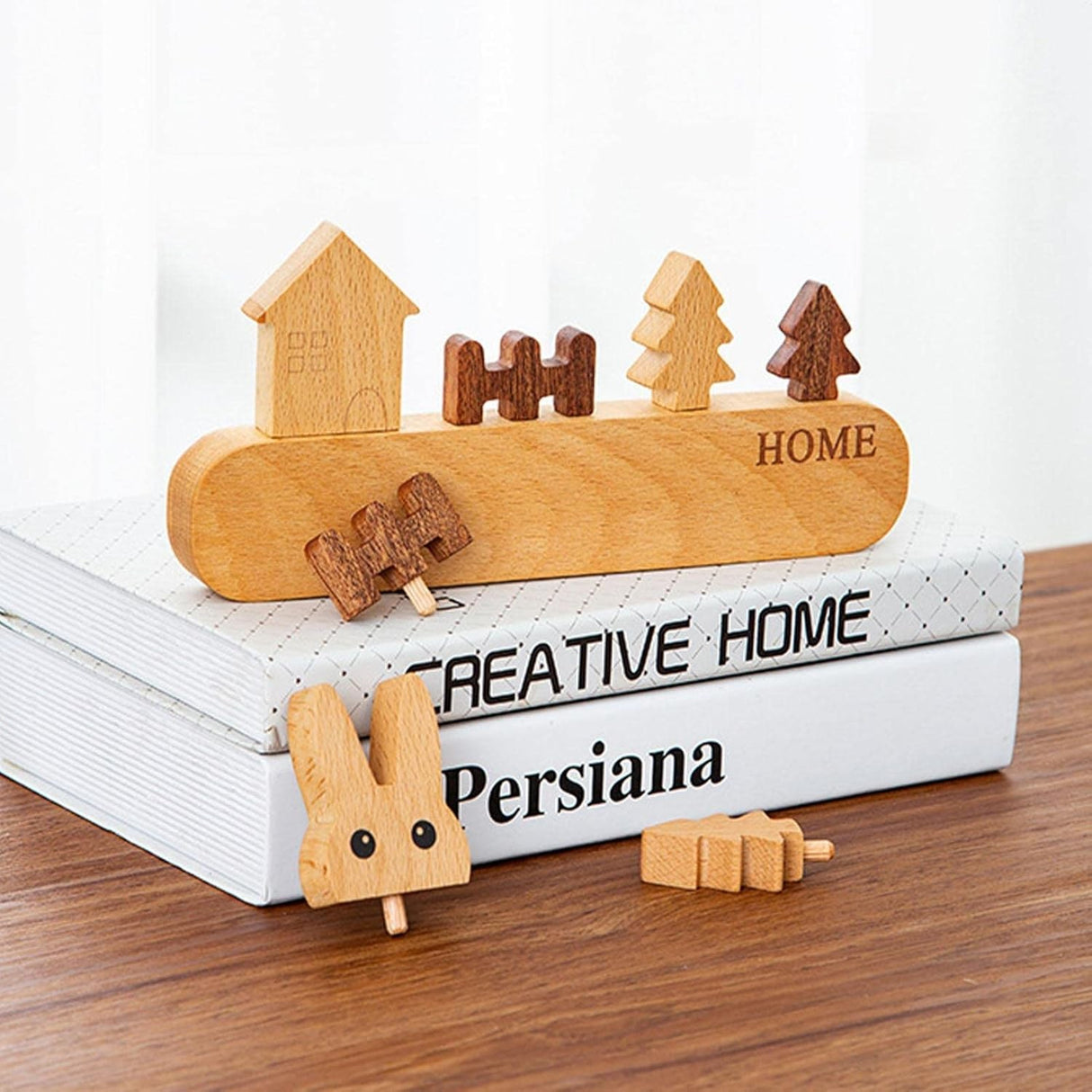 Suport pentru Chei, Vivimall, din Lemn, Aplicare fara Perforare, Adeziv Inclus, 5 Carlige Albe, Model Casuta, Greutate Suportata 5 kg, 13.5 x 23 cm, Maro - vivimall.ro