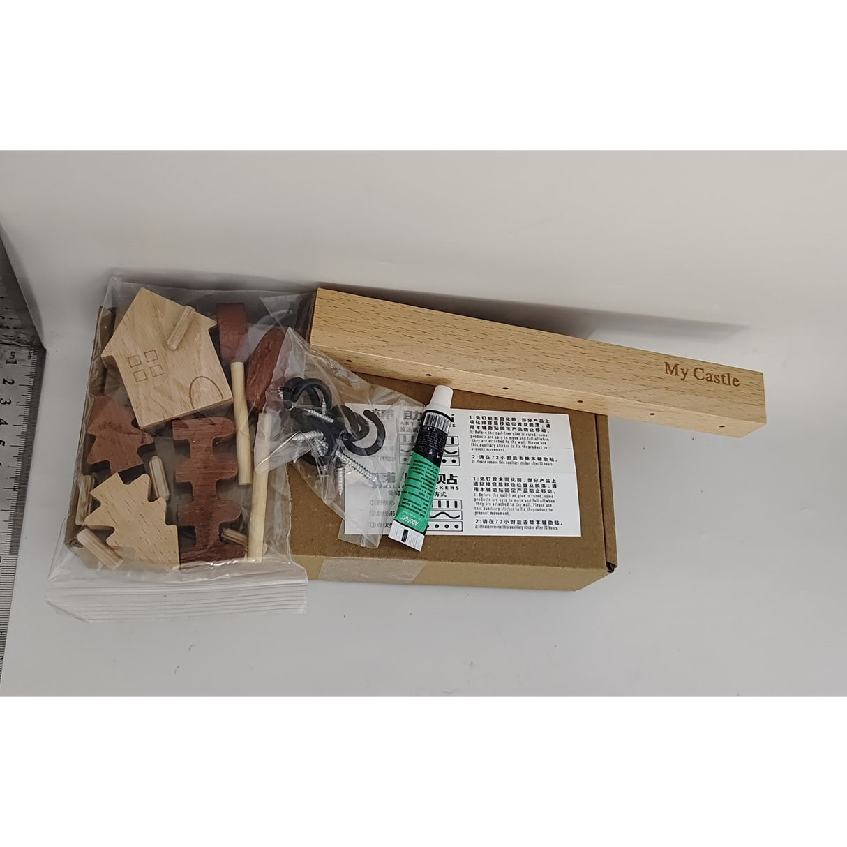 Suport pentru Chei, Vivimall, din Lemn, Aplicare fara Perforare, Adeziv Inclus, 6 Carlige Negre, Model Casuta, Greutate Suportata 5 kg, 14.5 x 2 x 22.5 cm, Maro - vivimall.ro