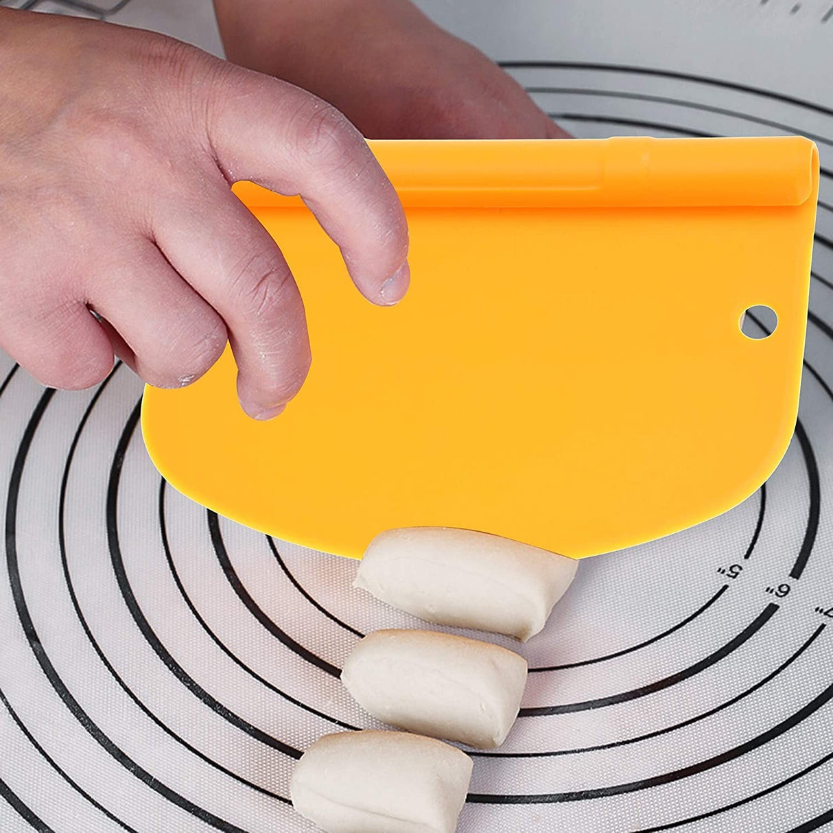 Taietor aluat 15 x 10.5 cm Vivimall, 2 in 1, lama otel inoxidabil, maner din ABS, gradat, paleta plastic, galben - vivimall.ro