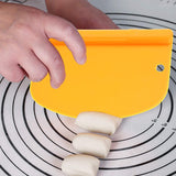 Taietor aluat 15 x 10.5 cm Vivimall, 2 in 1, lama otel inoxidabil, maner din ABS, gradat, paleta plastic, galben - vivimall.ro