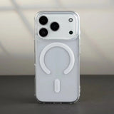 Husă silicon iPhone 17 Pro montată pe telefon, design slim transparent, compatibilă încărcare wireless MagSafe