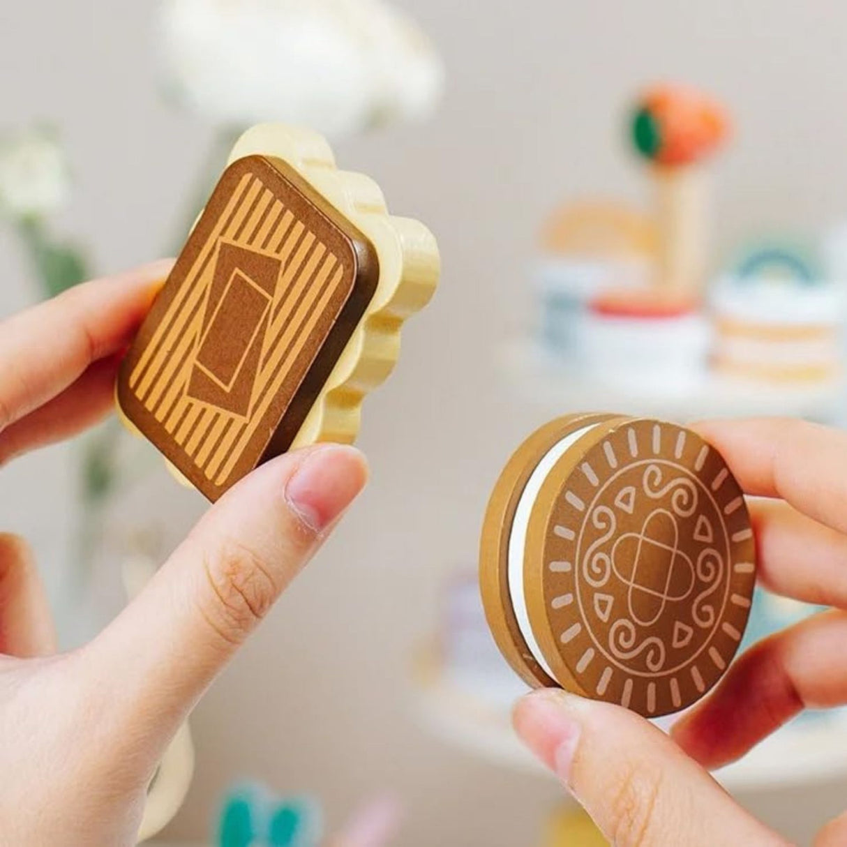 Set jucărie lemn Flippy My Little Cake Rack, vedere laterală cu căpșună decorativă în vârf, 3 ani+