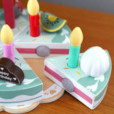 Set complet jucărie tort aniversar Flippy din lemn – toate componentele așezate, vedere de ansamblu multicolor
