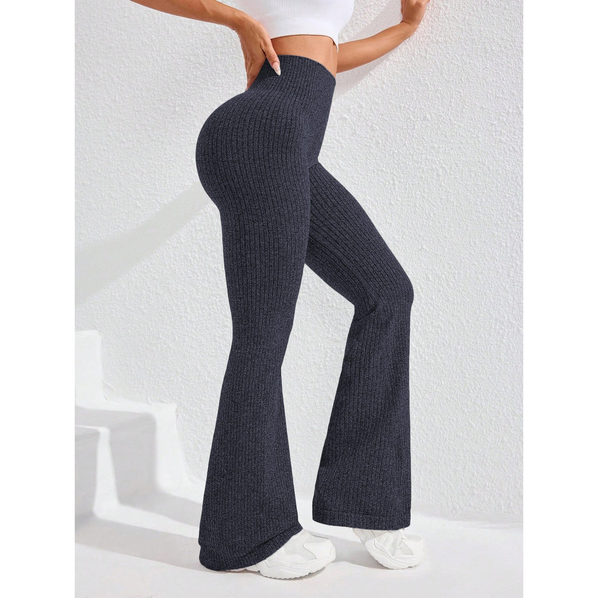 Pantaloni sport evazați damă Vivimall albastru marin, purtați în ținută yoga, vedere laterală